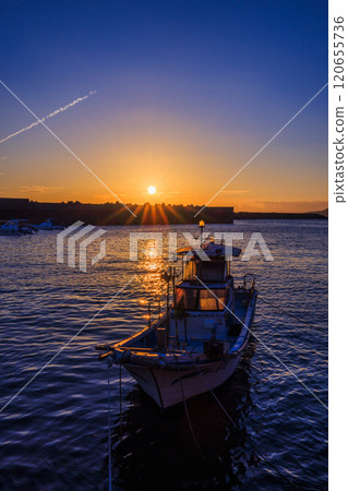 夕陽照耀下的漁船 夕陽照耀下的漁船 120655736