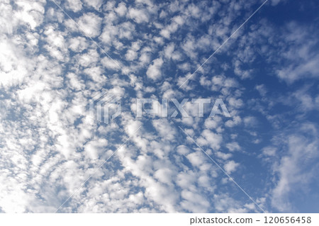 Shape of clouds floating in the blue sky [background material] 120656458