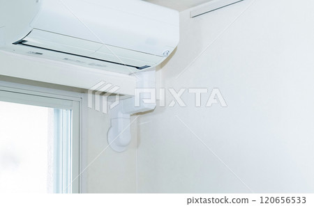 空調安裝在房間的天花板上 120656533