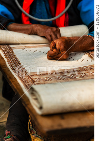 The linen weaving profession of the Mong people in Lung Tam, Ha Giang 120656673