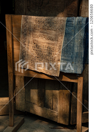 The linen weaving profession of the Mong people in Lung Tam, Ha Giang The linen weaving profession of the Mong people in Lung Tam, Ha Giang 120656680