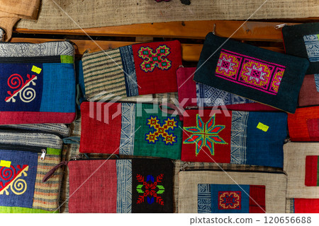 The linen weaving profession of the Mong people in Lung Tam, Ha Giang 120656688