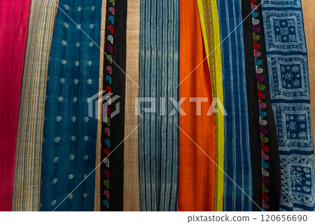 The linen weaving profession of the Mong people in Lung Tam, Ha Giang 120656690