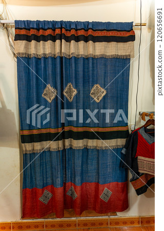 The linen weaving profession of the Mong people in Lung Tam, Ha Giang 120656691