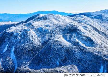 白雪皚皚的八嶽山脈的北小岳 120656702