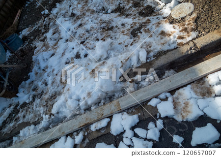 建築工地土壤上殘留的積雪 120657007