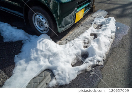 車庫前積雪是一個問題。 車庫前積雪是一個問題。 120657009
