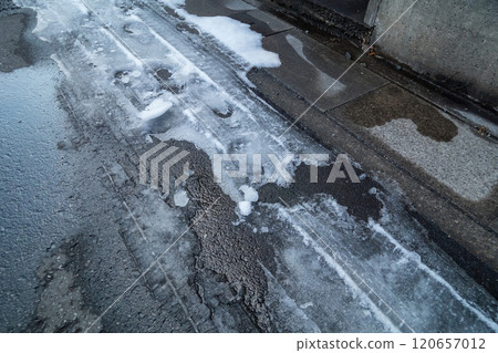 被雪結冰的陰涼道路 120657012