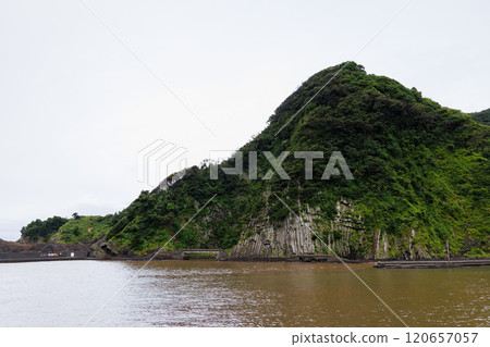 The dynamic topography and strata of Nakagihama. The columnar joints formed by the cooling of volcanic lava are clearly visible. 2024 120657057