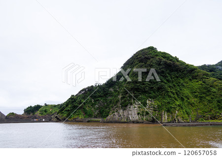 中木濱的動態地形與地層。 火山熔岩冷卻時形成的柱狀節理清晰可見。 2024年 120657058