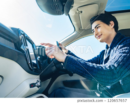 駕駛員觸摸汽車儀表板螢幕 駕駛員觸摸汽車儀表板螢幕 120657657