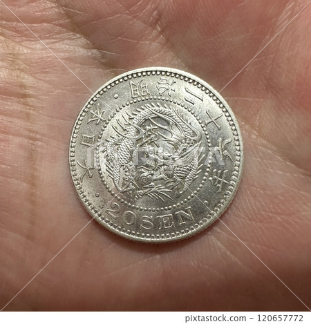 手掌上的古董幣（舊幣）*方形【龍】 120657772