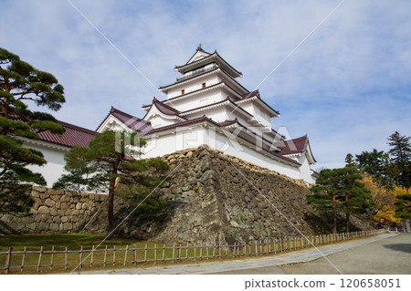 The castle tower of Tsuruga Castle 120658051