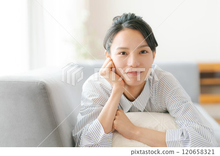 一位女士臉頰貼 一位女士臉頰貼 120658321