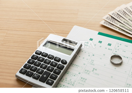 離婚通知書和錢 離婚時的贍養費和財產分割圖片 120658511