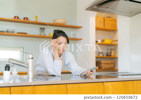 女人在廚房裡鬱悶 女人在廚房裡鬱悶 120658672