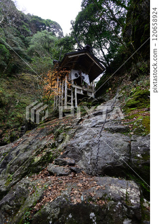 Amanoiwato Shrine (Iwatoyama) 120658924