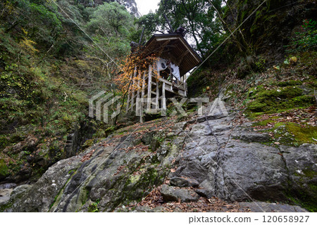 Amanoiwato Shrine (Iwatoyama) 120658927