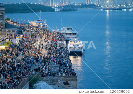 Large crowd of people on the river bank. 120659002