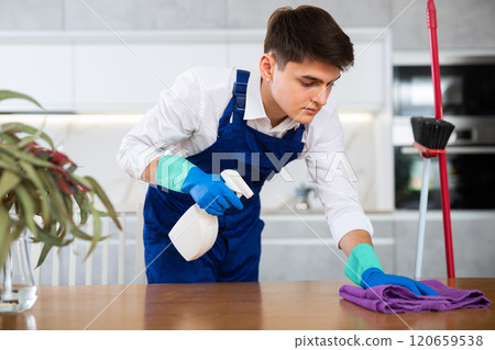 guy carries out comprehensive cleaning 120659538