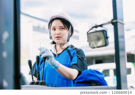 操作堆高機的戴頭盔的女人 120660014