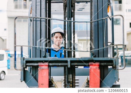 操作堆高機的戴頭盔的女人 120660015