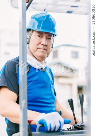 操作堆高機的戴安全帽的男子 120660016