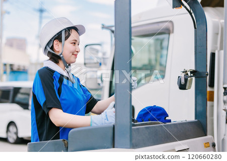 操作堆高機的戴頭盔的女人 操作堆高機的戴頭盔的女人 120660280