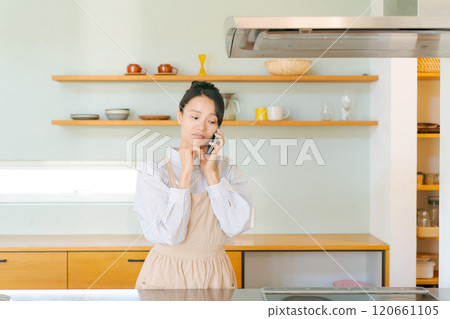一個女人在廚房打電話 120661105