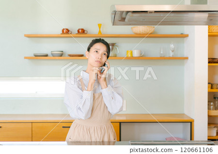 A woman who calls in the kitchen A woman who calls in the kitchen 120661106