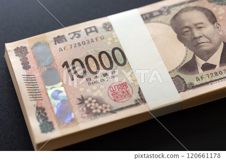 黑色背景上放置的一疊新的 10,000 日元鈔票 120661178
