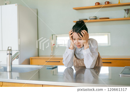 女人在廚房裡鬱悶 120661317