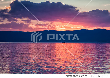 Scenic sunset on the lake 120661390