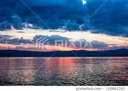 Scenic sunset on the lake 120661391