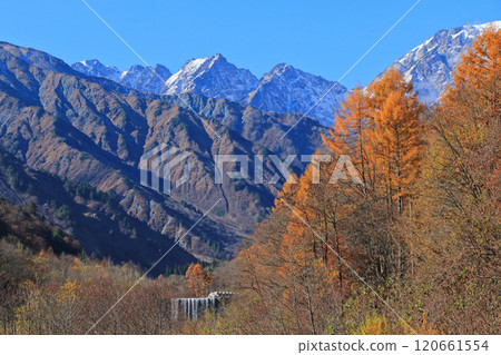 深秋的北阿爾卑斯山Fukinotake 120661554