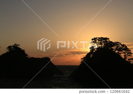 在海上日落 在海上日落 120661682