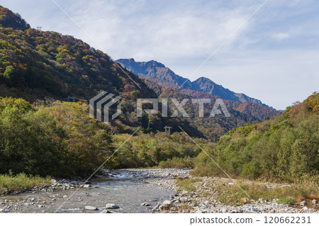 由比曾川和谷川山/群馬縣水上町的風景 由比曾川和谷川山/群馬縣水上町的風景 120662231