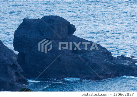 From the observation deck on the cape, you can look down on the beautiful azure sea of Hirizo Beach at dusk. You can also see uninhabited islands such as Daikon Island, small islands, and rocky shorelines. 120662857