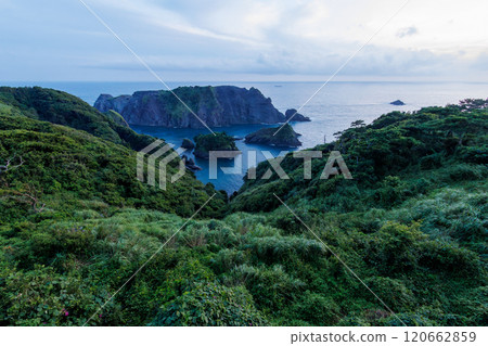 From the observation deck on the cape, you can look down on the beautiful azure sea of Hirizo Beach at dusk. You can also see uninhabited islands such as Daikon Island, small islands, and rocky shorelines. 120662859