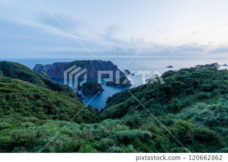 From the observation deck on the cape, you can look down on the beautiful azure sea of Hirizo Beach at dusk. You can also see uninhabited islands such as Daikon Island, small islands, and rocky shorelines. From the observation deck on the cape, you can look down on the beautiful azure sea of Hirizo Beach at dusk. You can also see uninhabited islands such as Daikon Island, small islands, and rocky shorelines. 120662862