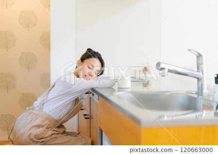 女人在廚房裡鬱悶 120663000