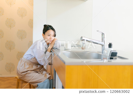 女人在廚房裡鬱悶 120663002