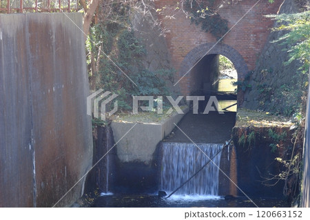 總武本線「榎戶新田橋」是自明治時代以來一直支撐的磚砌拱門。 120663152