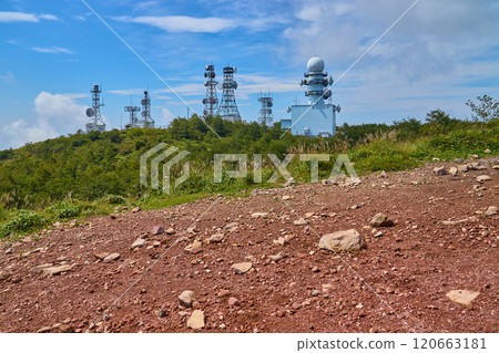夏季群馬縣赤城山地藏嶽山頂的一組天線 夏季群馬縣赤城山地藏嶽山頂的一組天線 120663181