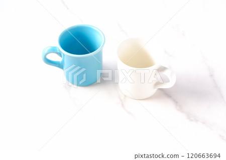 Two mugs placed on a white background 120663694