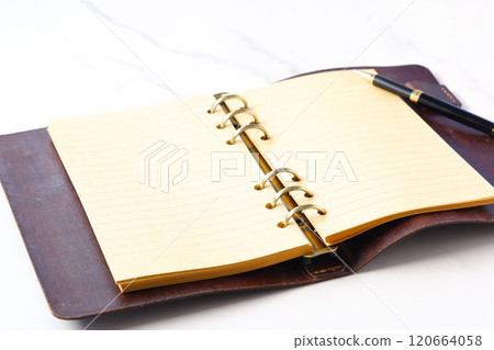 Image of a ring-type system organizer open while doing desk work 120664058