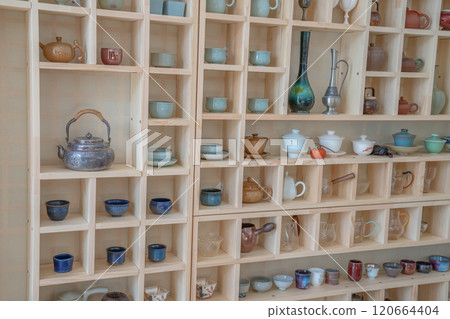 中式茶具櫃與古色古香的茶具 120664404