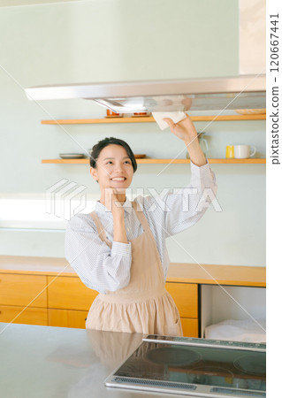 清潔廚房通風風扇的婦女 清潔廚房通風風扇的婦女 120667441