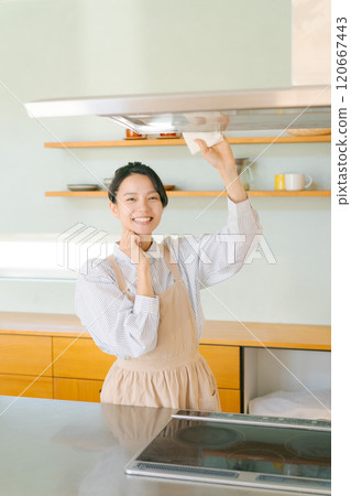 清潔廚房通風風扇的婦女 清潔廚房通風風扇的婦女 120667443