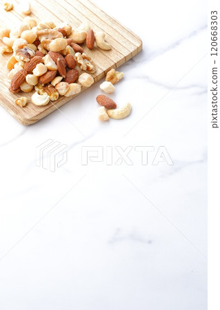 Nutritious and healthy mixed nuts (almonds, walnuts, cashews, macadamia nuts) 120668303